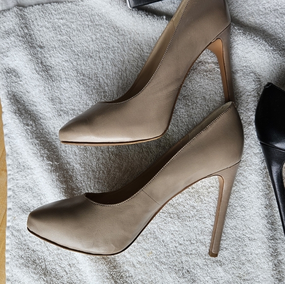 Nine West Two-Tone Pointed Toe Pumps in Black and Taupe size 6.5 - Picture 11 of 14
